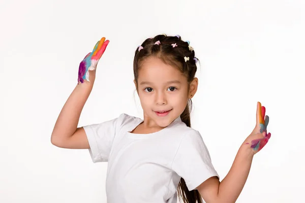 Niña con las manos pintadas en pintura colorida —  Fotos de Stock