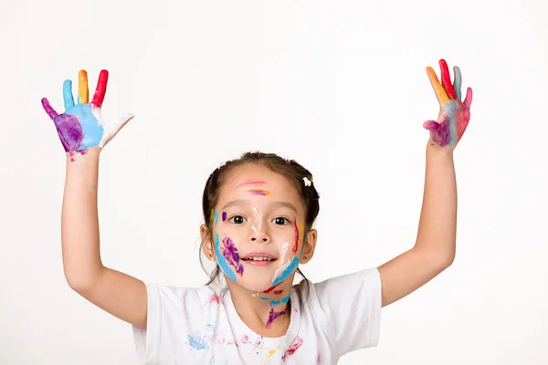 Niña con las manos pintadas en pintura colorida —  Fotos de Stock