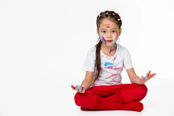 Niña con las manos pintadas en pintura colorida — Foto de Stock