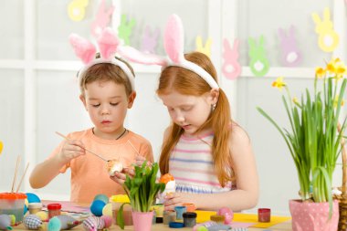 şirin çocukları Paskalya yumurtaları evde boyama.