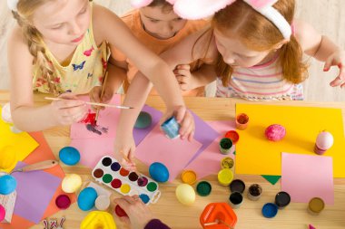 şirin çocukları Paskalya yumurtaları evde boyama.