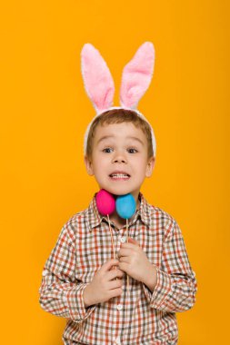 küçük çocuk çocuk tutan renkli yumurta Paskalya bunny kulaklar ile