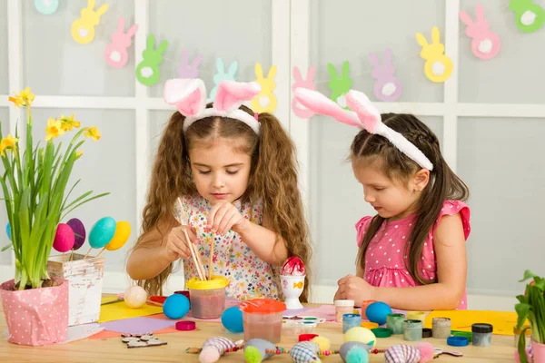 Cute kids painting Easter eggs at home. — Stock Photo, Image