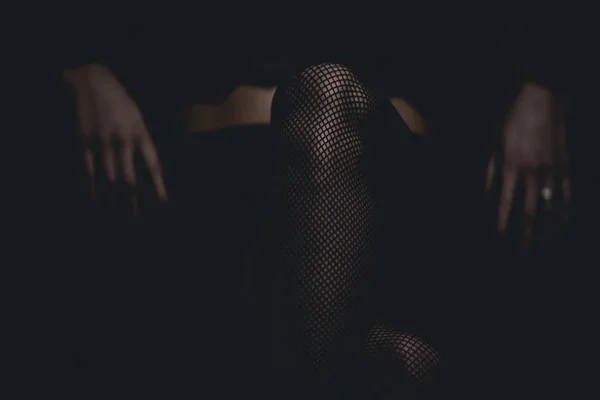 Струнка сексуальна жінка в чорних панчохах сидить на стільці — стокове фото