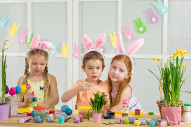 şirin çocukları Paskalya yumurtaları evde boyama.