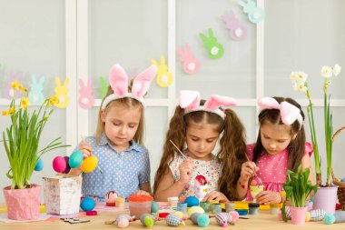 şirin çocukları Paskalya yumurtaları evde boyama.