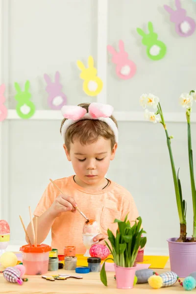 Lilla barn pojke med Easter bunny öron måla påskägg — Stockfoto