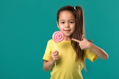 Bir lolipop ile güzel şirin küçük kız