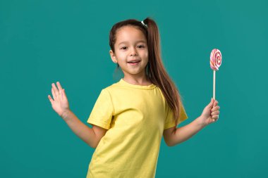 Bir lolipop ile güzel şirin küçük kız