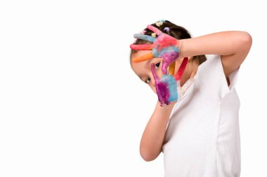 küçük çocuk kız elleri ile renkli boya boyalı
