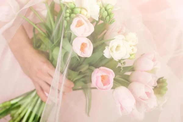 Buquê de casamento de tulipas em mãos de noivas — Fotografia de Stock