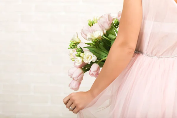 Ramo de boda de tulipanes en las manos de las novias — Foto de Stock