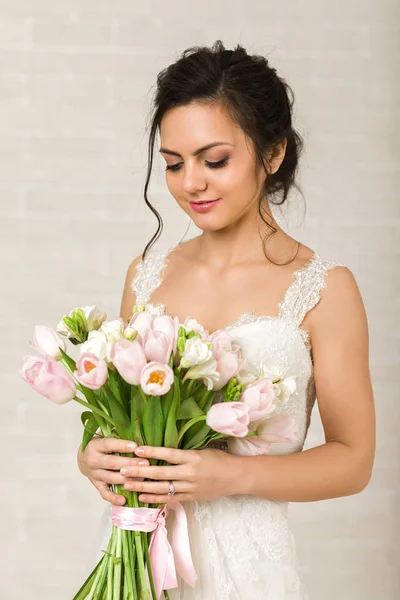 結婚式の花束に美しい花嫁の肖像画 — ストック写真