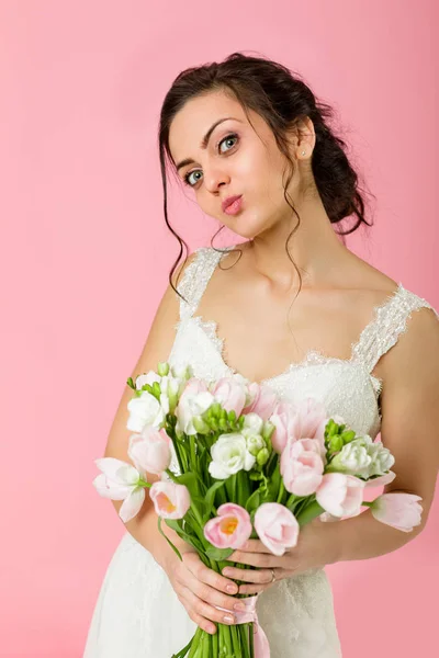 Ritratto di Bella Sposa con Bouquet da Sposa — Foto Stock