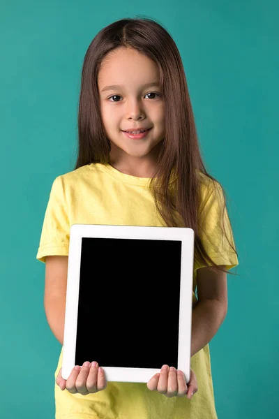 Little girl gazdaság egy üres tábla-PC — Stock Fotó