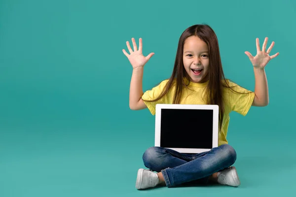 Menina segurando um computador tablet em branco — Fotografia de Stock