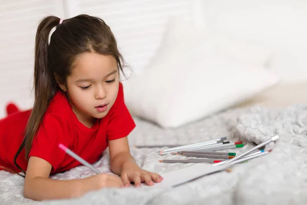 小女孩画铅笔在家里 — 图库照片