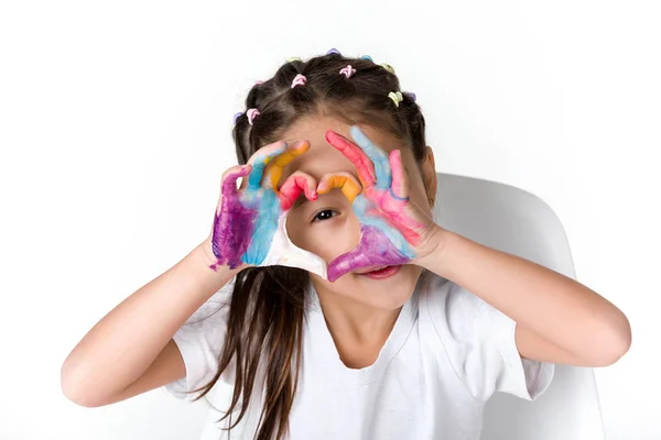 Niña con las manos pintadas en pintura colorida — Foto de Stock