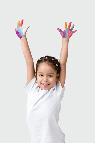 Niña con las manos pintadas en pintura colorida —  Fotos de Stock
