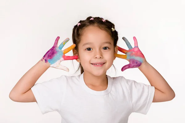 Niña con las manos pintadas en pintura colorida —  Fotos de Stock