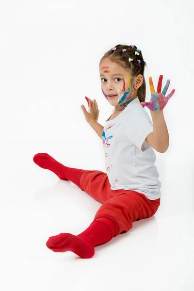 Niña con las manos pintadas en pintura colorida — Foto de Stock