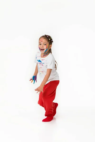 Kind meisje met handen geschilderd in kleurrijke verf — Stockfoto