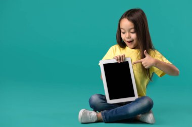 küçük kız boş tablet bilgisayar holding