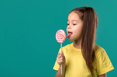 Bir lolipop ile güzel şirin küçük kız