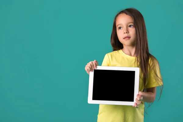 Menina segurando um computador tablet em branco — Fotografia de Stock