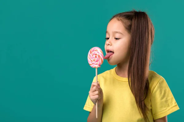 Bir lolipop ile güzel şirin küçük kız — Stok fotoğraf