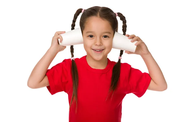 Schattig klein kind meisje spelen met papier cups — Stockfoto