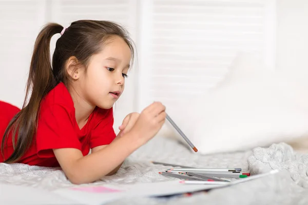 Menina criança desenha com lápis em casa — Fotografia de Stock