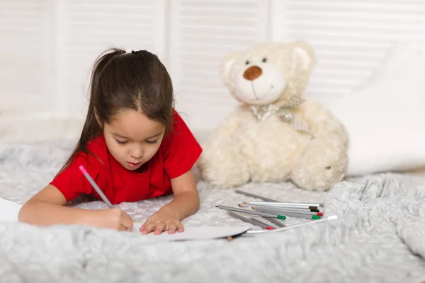 Menina criança desenha com lápis em casa — Fotografia de Stock