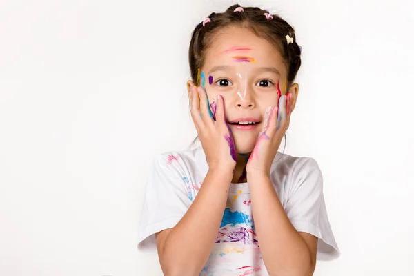Μικρό παιδί κορίτσι με χέρια βαμμένα σε πολύχρωμα χρώματα — Φωτογραφία Αρχείου