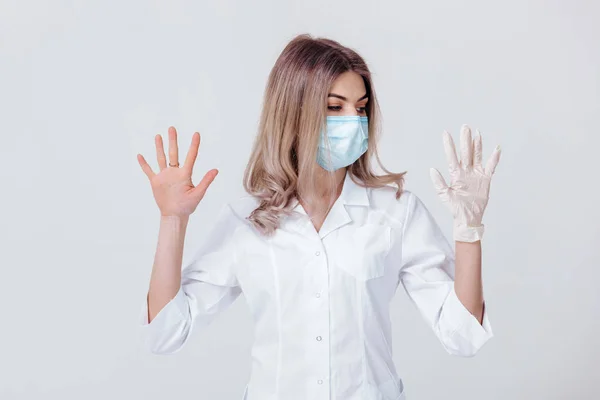 Kvinna läkare med ansiktsmask och medicinska handskar — Stockfoto