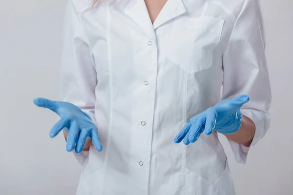 Kvinna läkare händerna i medicinsk latex blå handskar — Stockfoto