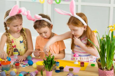 şirin çocukları Paskalya yumurtaları evde boyama.