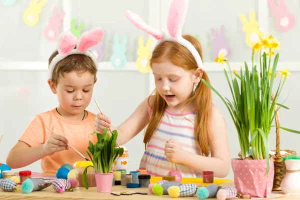 şirin çocukları Paskalya yumurtaları evde boyama.