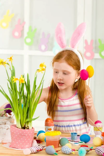 Bambina bambina con le orecchie di coniglio di Pasqua pittura uova di Pasqua — Foto Stock