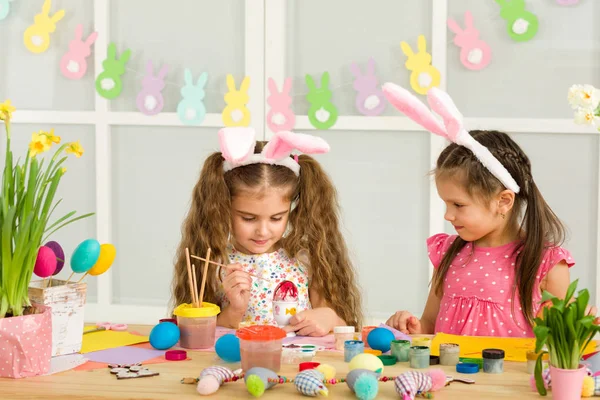 Söta barn måla påskägg hemma. — Stockfoto