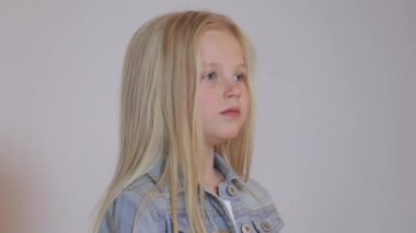 Şirin çocuk fotoğraf stüdyosu poz.