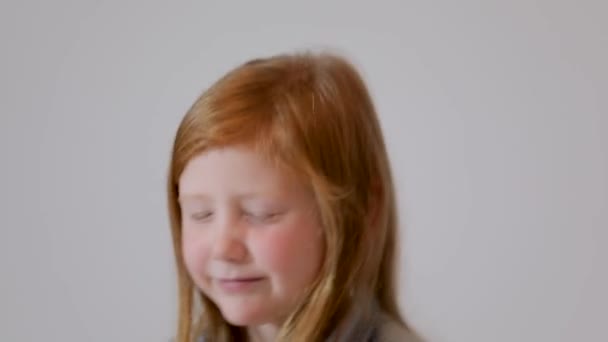 Schattig kind poseren in de fotostudio. — Stockvideo