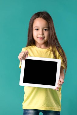 küçük kız boş tablet bilgisayar holding