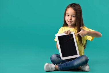 küçük kız boş tablet bilgisayar holding