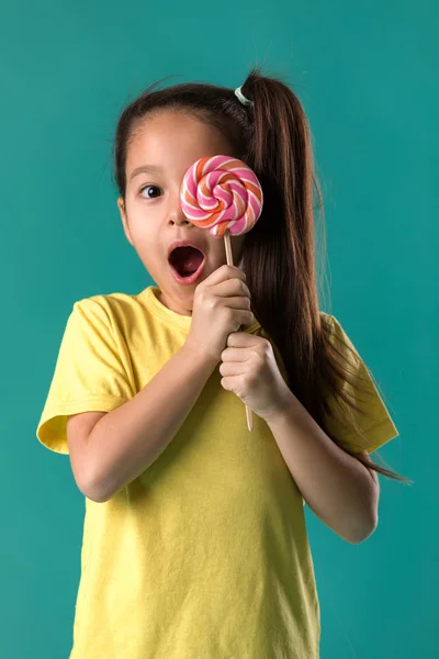 Bir lolipop ile güzel şirin küçük kız — Stok fotoğraf