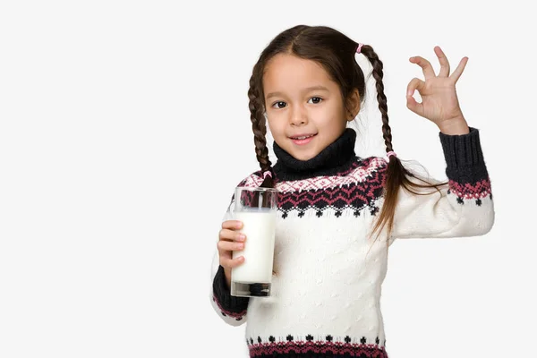 Süt beyaz arka plan üzerinde tutan küçük çocuk kız — Stok fotoğraf