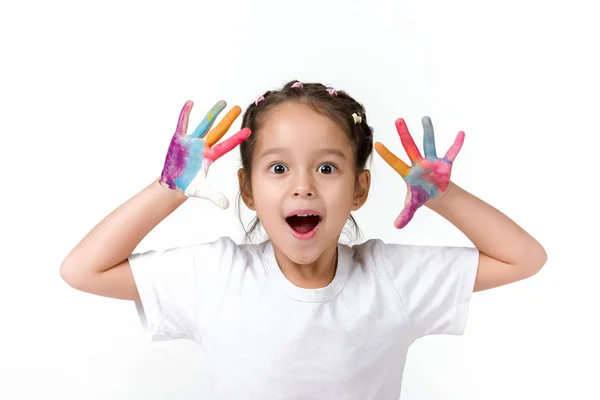 Petite fille enfant avec les mains peintes en peinture colorée — Photo