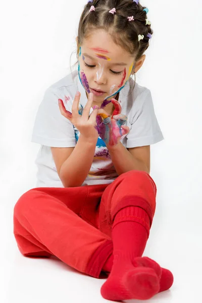 Niña con las manos pintadas en pintura colorida — Foto de Stock