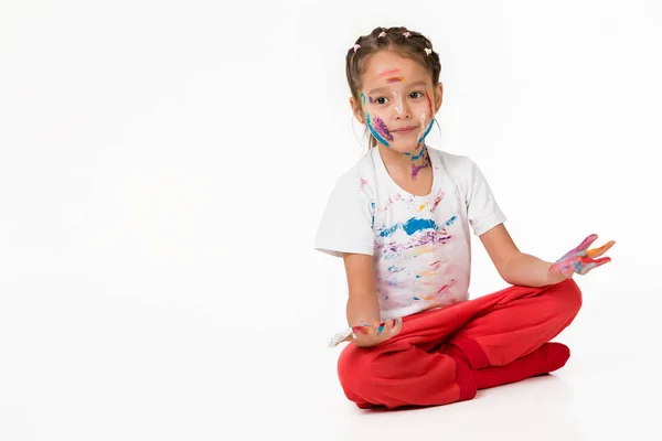 Niña con las manos pintadas en pintura colorida —  Fotos de Stock