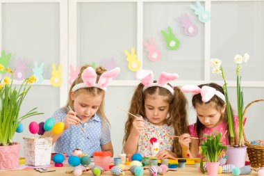 şirin çocukları Paskalya yumurtaları evde boyama.